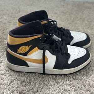 Jordan Men's Black and yellow sneaker (slightly used)